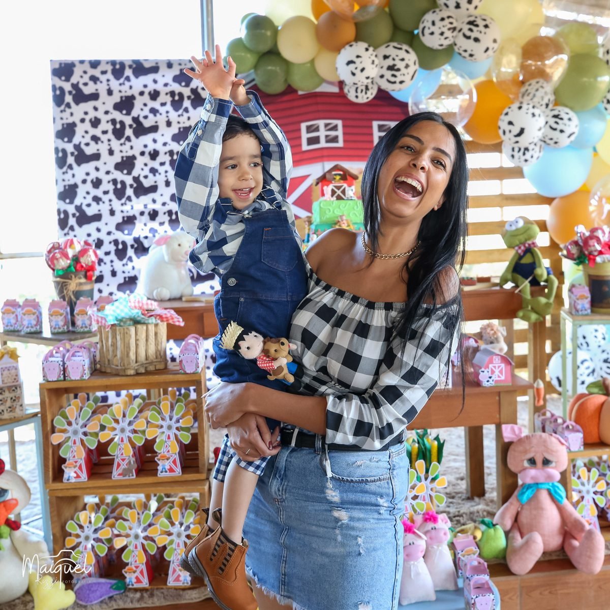 Mãe e filho em festa infantil temática