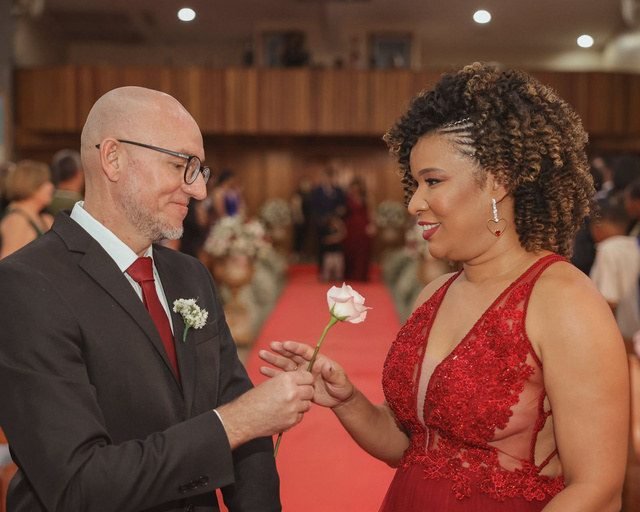 Casal com rosa na cerimônia